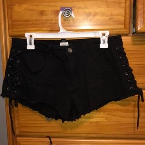 Cropped black denim shorts with ties